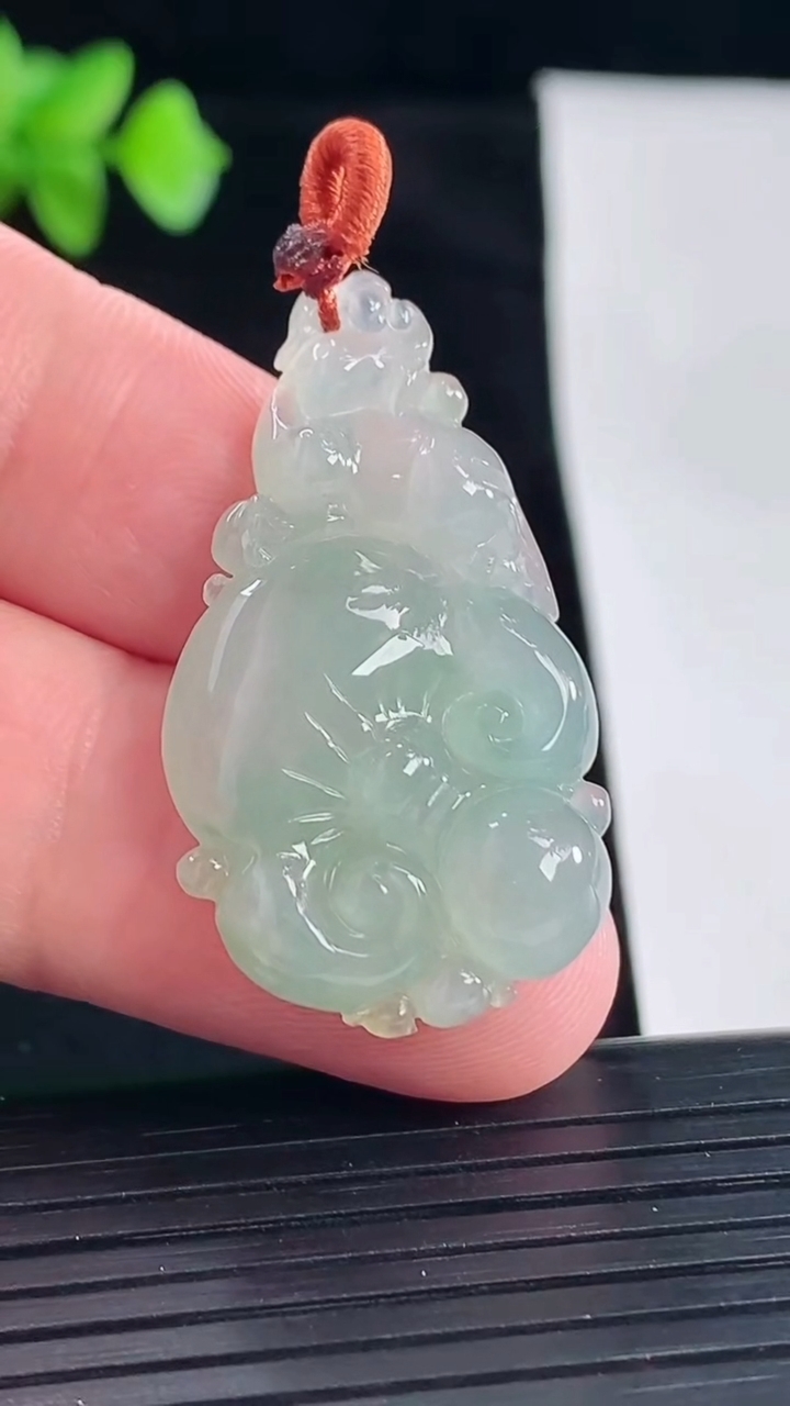 天然A货翡翠如意吊坠，尺寸34-21-6重量:7.58g
5月7日