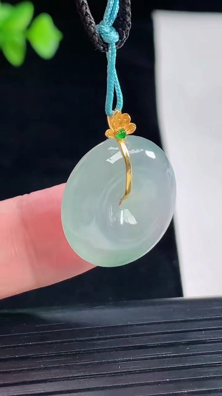 天然A货翡翠种飘花平安扣吊坠，尺寸20.5-5.5重量:4.63g
5月7日