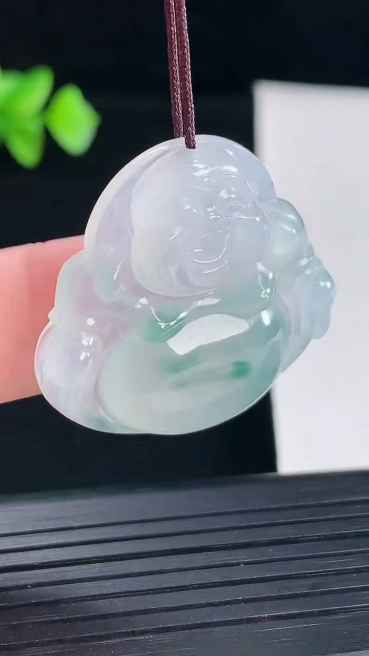 天然A货翡翠种飘花佛公吊坠，尺寸31.5-33-6.5重量:9.96g
5月7日