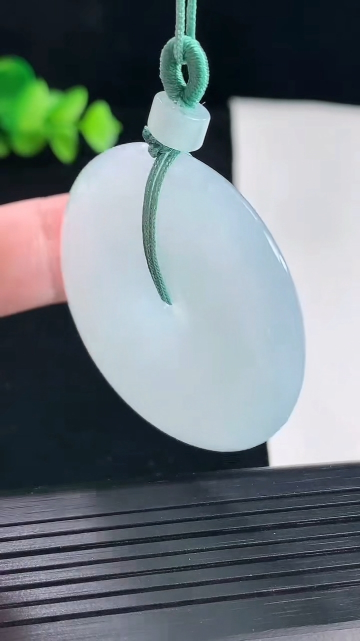 天然A货翡翠平安扣吊坠，尺寸41-8重量:27.66g
5月7日