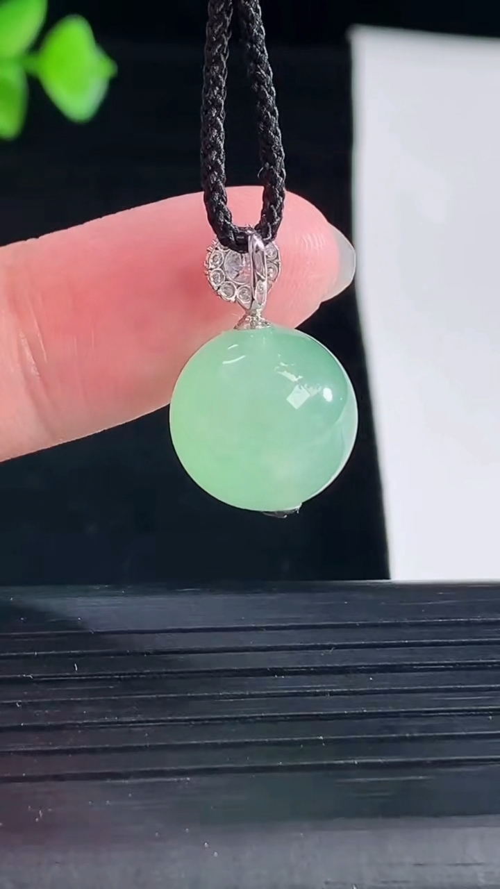 天然A货翡翠圆珠吊坠，尺寸13重量:4.04g5月7日
工厂直销收藏佳品,种好水足，色泽均匀，有种有色，上手高大气！