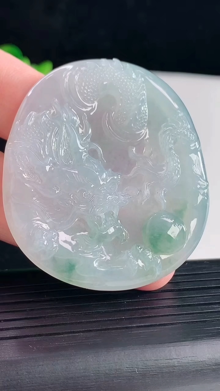 天然A货翡翠飘花龙牌吊坠，尺寸55-47.5-4.5重量:25.98g
5月7日