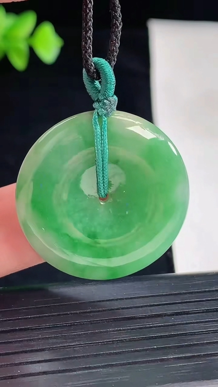 天然A货翡翠平安扣吊坠，尺寸28-5重量:8.96g
5月7日