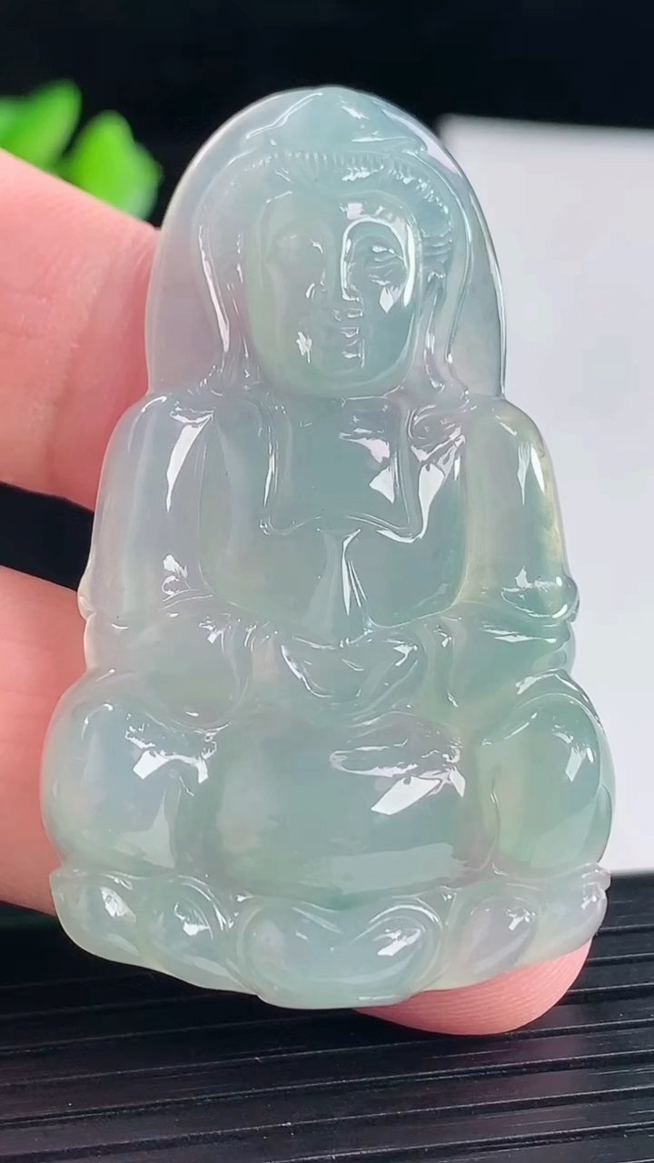 天然A货翡翠正装观音吊坠，尺寸52.5-32-5.8重量:14.56g
5月7日