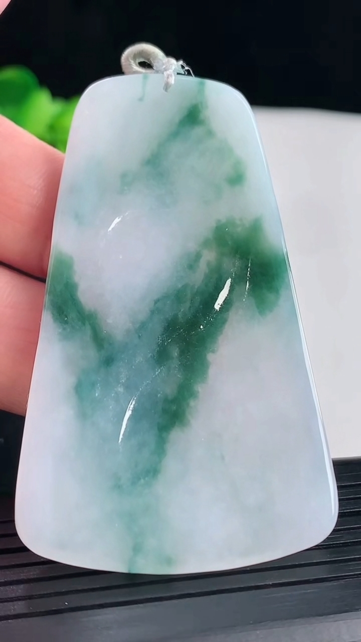 天然A货翡翠飘花祥龙大日如来佛吊坠，尺寸67-40-6重量:30.97g
5月7日
