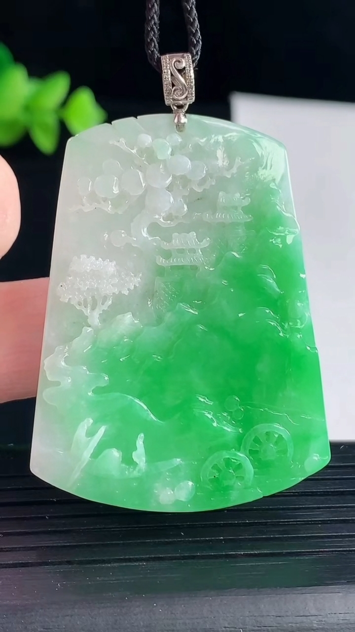 天然A货翡翠山水牌吊坠，尺寸47.5-36-5重量:18.60g
5月7日
