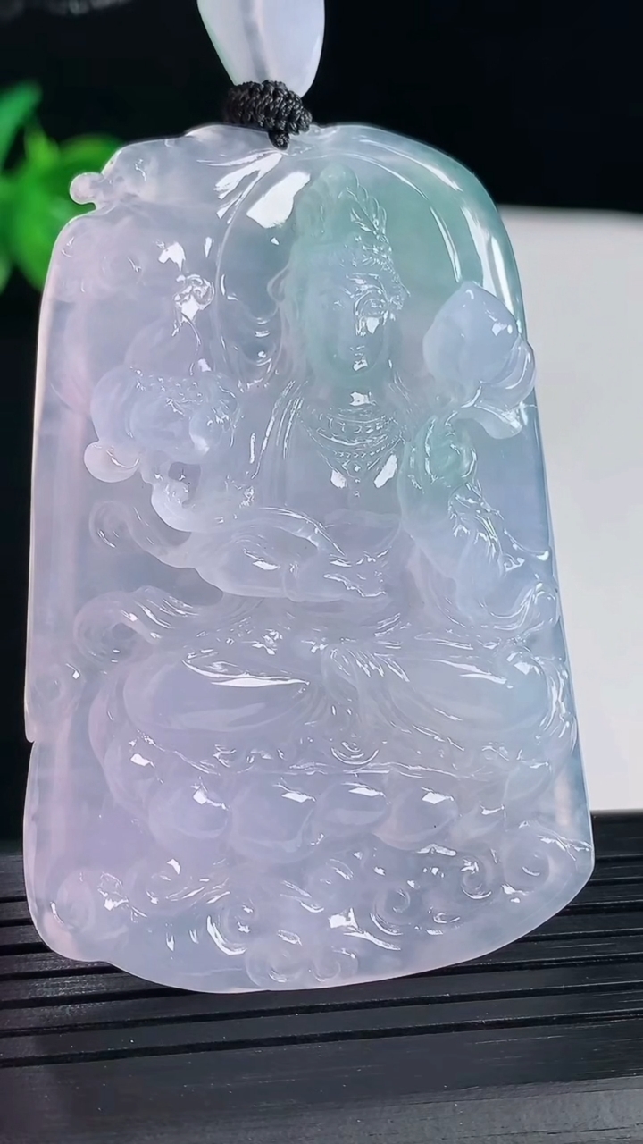 天然A货翡翠种春带彩 紫罗兰大势至菩萨吊坠，尺寸62-40.5-10.5重量:49.26g
5月7日