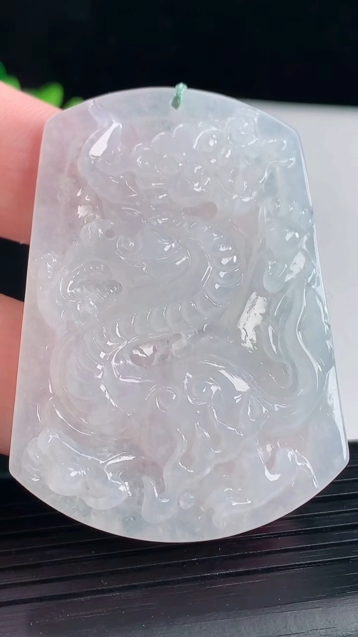 天然A货翡翠龙牌吊坠，尺寸55-39.5-5.2重量:22.96g
5月7日