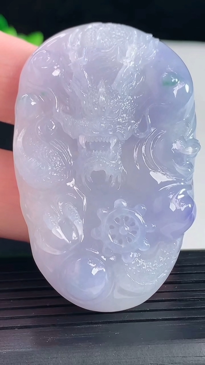 天然A货翡翠种紫罗兰 飘花龙牌吊坠，尺寸58-37-12重量:50.52g
5月7日