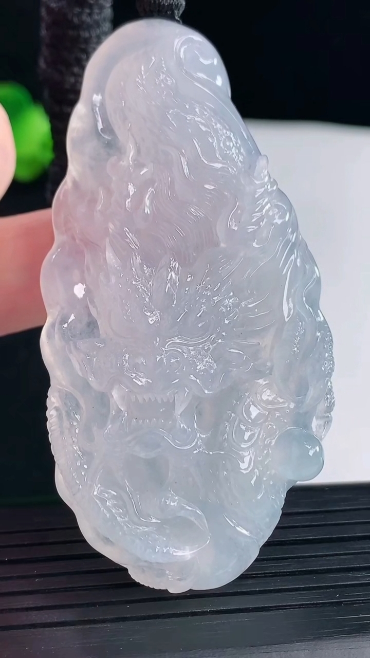 天然A货翡翠种白冰龙牌吊坠，尺寸70-35.6-10.5重量:44.87g
5月7日