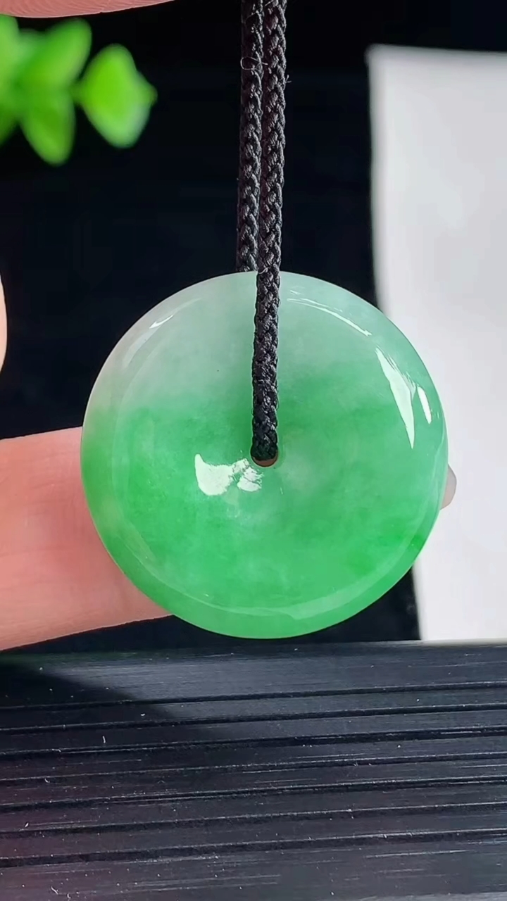 天然A货翡翠平安扣吊坠，尺寸25-5.8重量:7.60g
5月7日