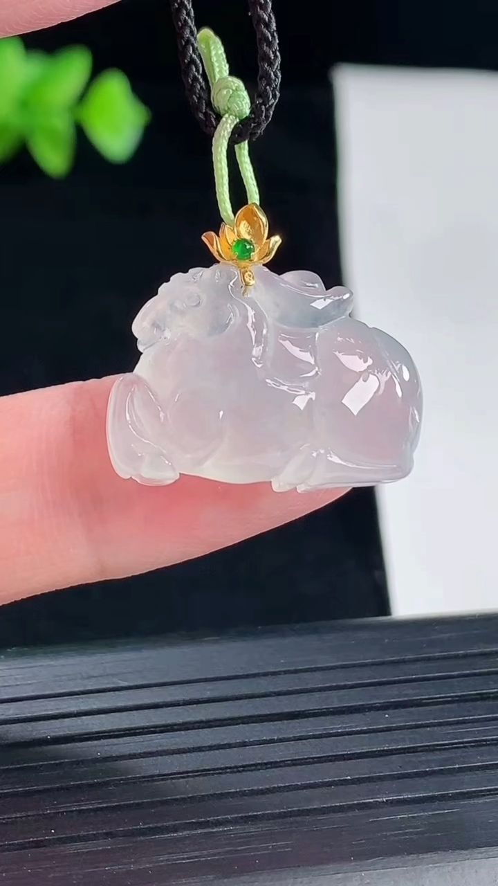天然A货翡翠种白冰生肖马吊坠，尺寸22.6-16-7.2重量:4.8g
5月7日