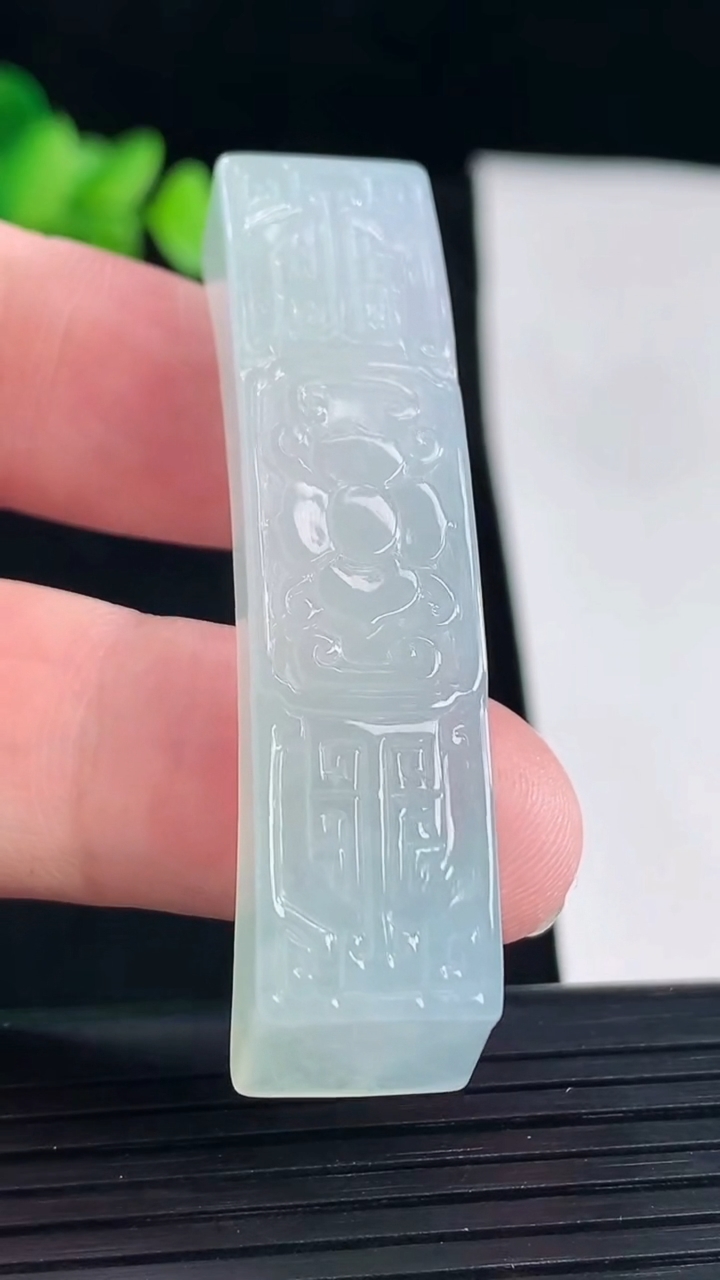 天然A货翡翠花开富贵玉手牌，尺寸55-13-11重量:17.51g
5月7日