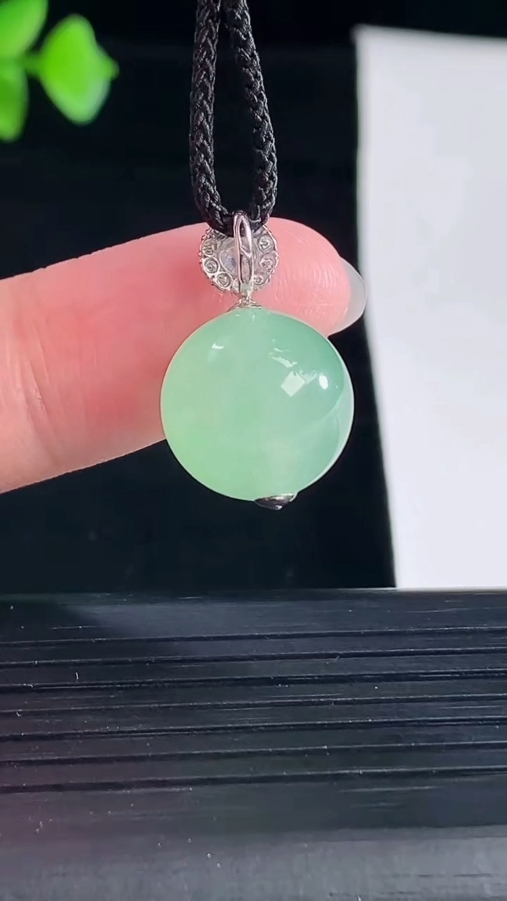 天然A货翡翠圆珠吊坠，尺寸13重量:4.04g5月7日
工厂直销收藏佳品,种好水足，色泽均匀，有种有色，上手高大气！
