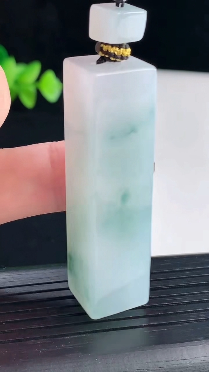 天然A货翡翠飘花无事牌吊坠，尺寸51.6-13.6-13重量:33.07g
5月7日