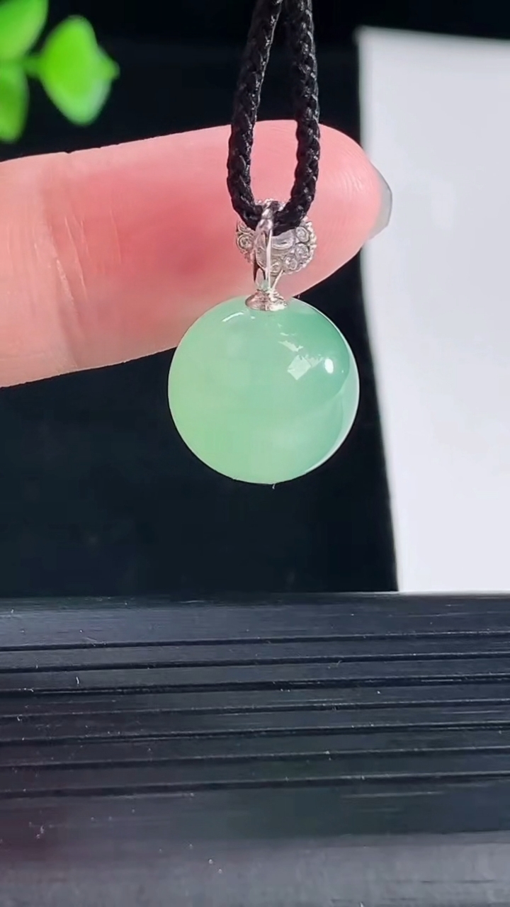 天然A货翡翠圆珠吊坠，尺寸13重量:4.04g5月7日
工厂直销收藏佳品,种好水足，色泽均匀，有种有色，上手高大气！
