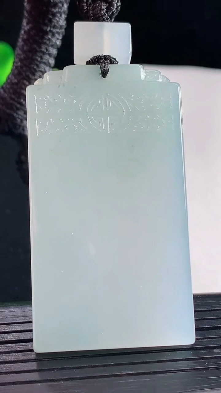 天然A货翡翠种飘花仿古无事牌吊坠，尺寸56-31-6重量:38.13g
5月7日