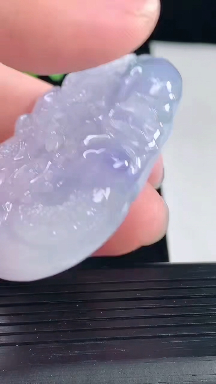 天然A货翡翠种紫罗兰 飘花龙牌吊坠，尺寸58-37-12重量:50.52g
5月7日