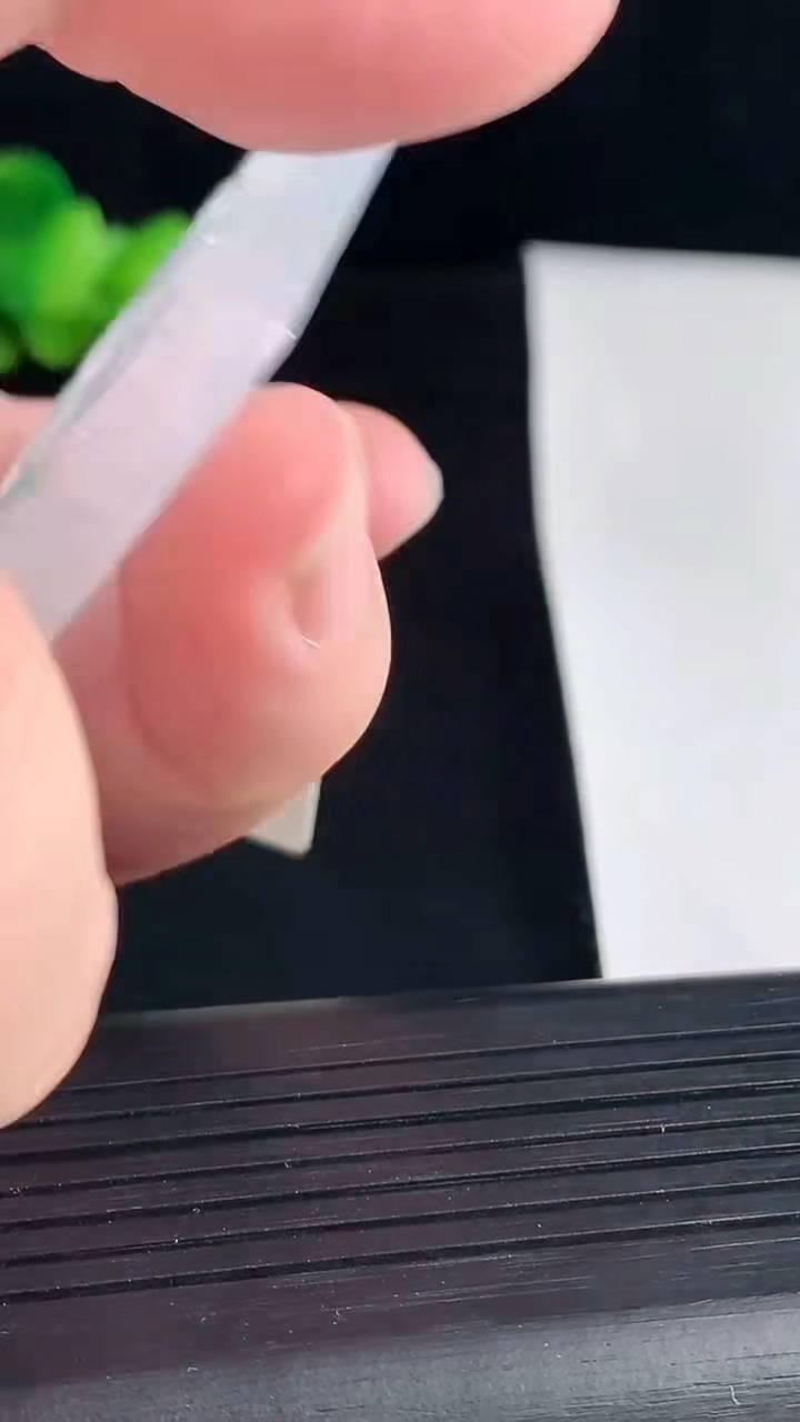 天然A货翡翠飘花生肖鼠吊坠，尺寸53.5-45-5.6重量:29.63g
5月7日