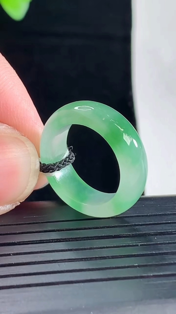 天然A货翡翠玉指环 戒指，尺寸15.5-6-3.2重量:3.48g2026年5月7日
工厂直销收藏佳品,种好水足，色泽均匀，有种有色，上手高大气！