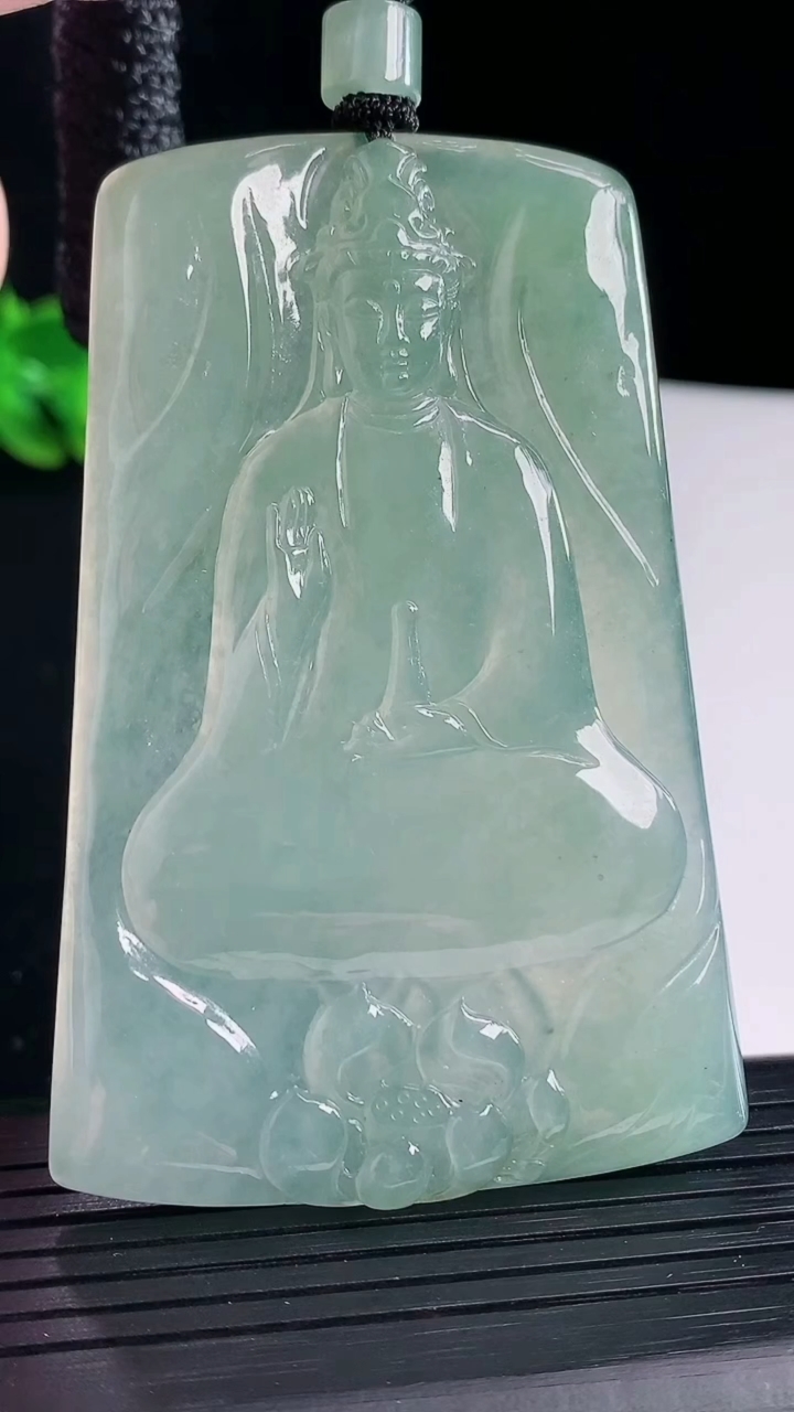 天然A货翡翠素衣观音吊坠，尺寸73-48.5-6.2重量:52.23g
5月7日