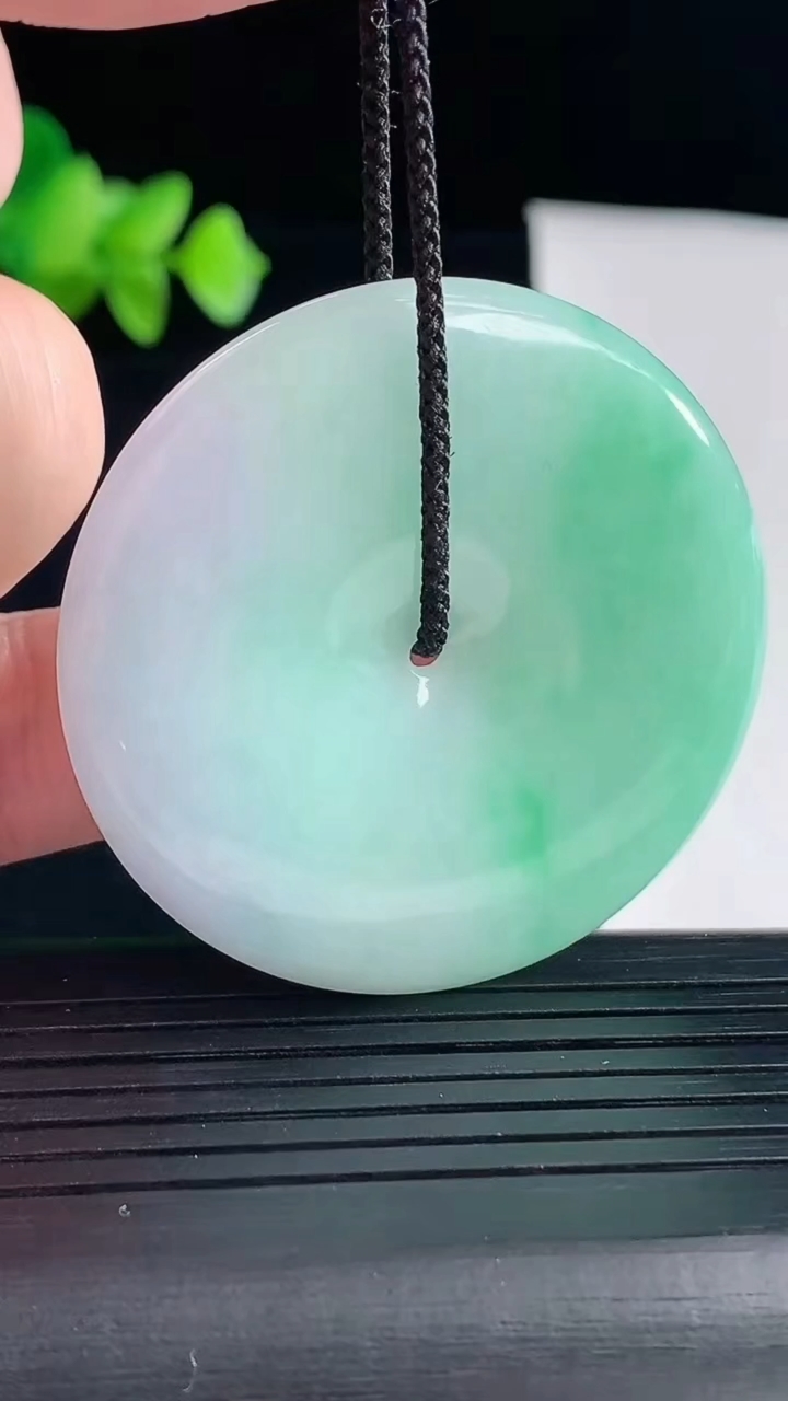 天然A货翡翠春带彩 飘平安扣吊坠，尺寸44-5.8重量:24.98g
5月7日