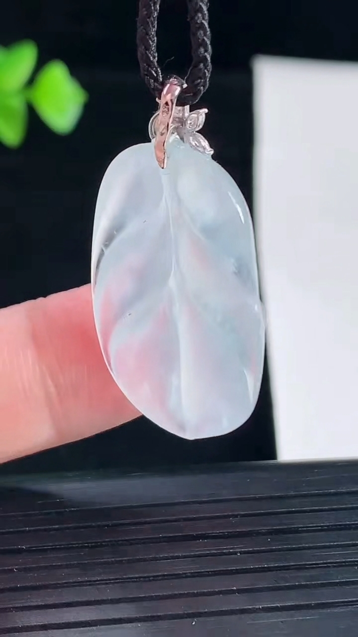 天然A货翡翠种白冰金枝玉叶 叶子吊坠，尺寸29-19.6-4重量:3.99g
5月7日