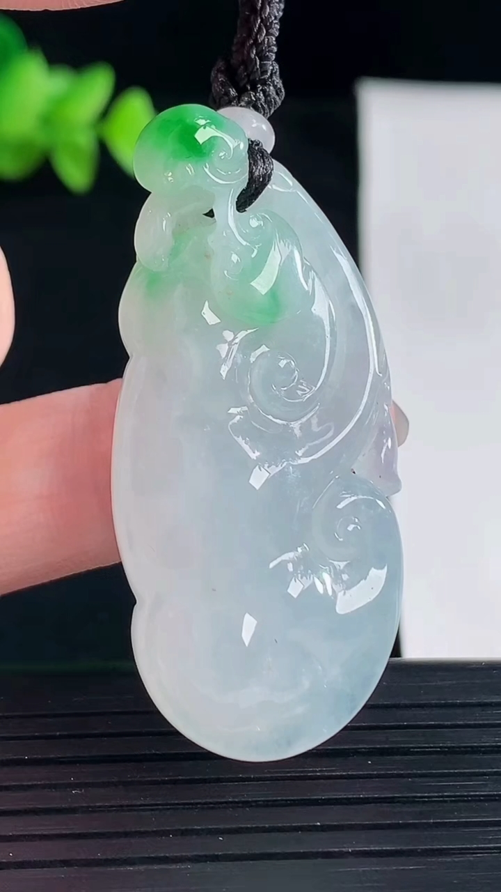 天然A货翡翠如意吊坠，尺寸49-22-11重量:19.49g
5月7日