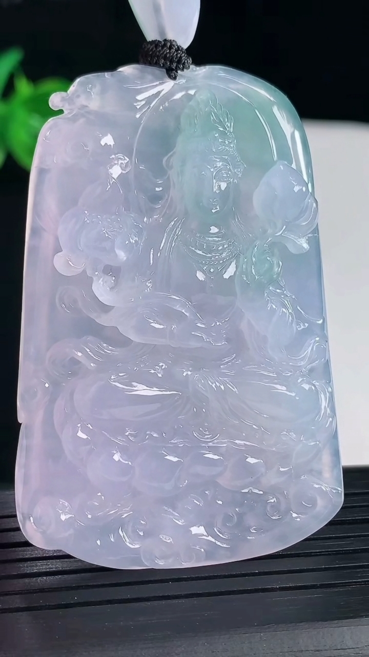 天然A货翡翠种春带彩 紫罗兰大势至菩萨吊坠，尺寸62-40.5-10.5重量:49.26g
5月7日