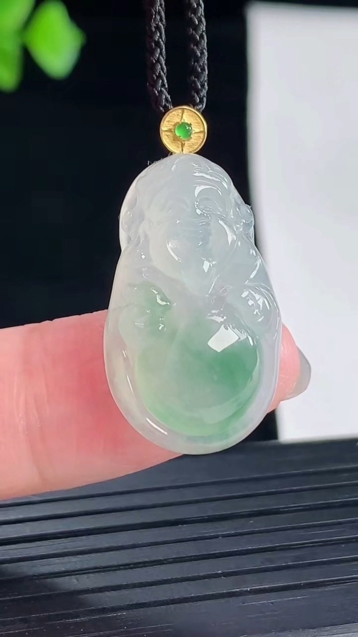 天然A货翡翠18k金飘花财神爷吊坠，尺寸25-15-6.5重量:4.23g
5月7日