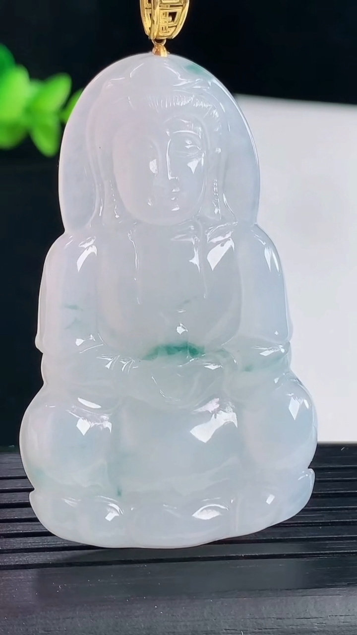 天然A货翡翠种飘花正装观音吊坠，尺寸58.2-36.2-6重量:22.84g
5月7日