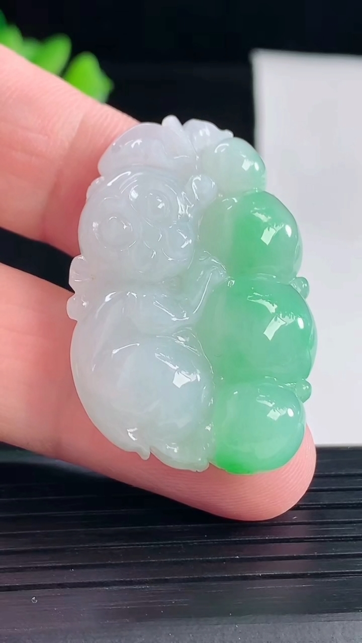 天然A货翡翠生肖猴吊坠，尺寸39-26-10.6重量:18.72g
5月7日