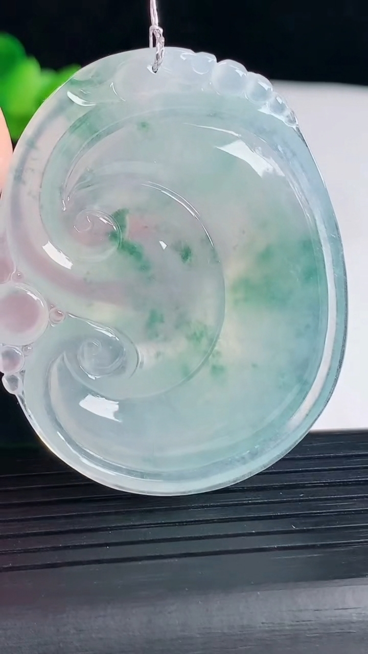 天然A货翡翠种飘花如意吊坠，尺寸52.5-43-5.8重量:22.97g
5月7日