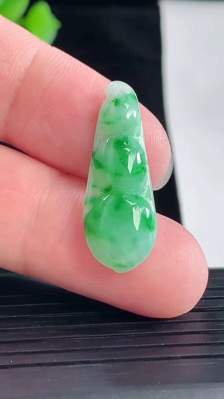 天然A货翡翠福豆吊坠，尺寸29-11-5重量:2.53g
5月7日