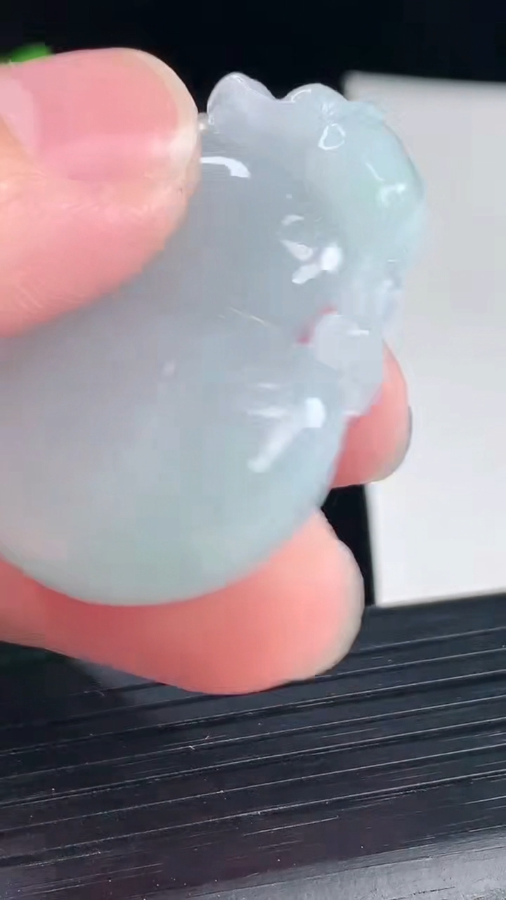 天然A货翡翠葫芦吊坠，尺寸40.6-29.6-13重量:30.10g
5月7日