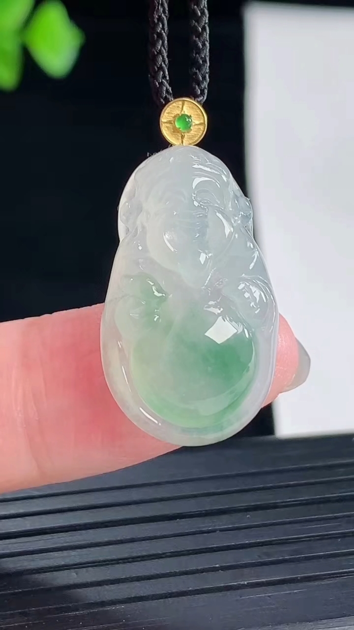 天然A货翡翠18k金飘花财神爷吊坠，尺寸25-15-6.5重量:4.23g
5月7日