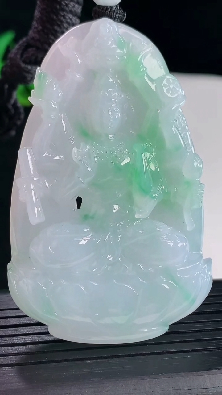 天然A货翡翠千手观音菩萨吊坠，尺寸67-43.6-10重量:52.15g
5月7日