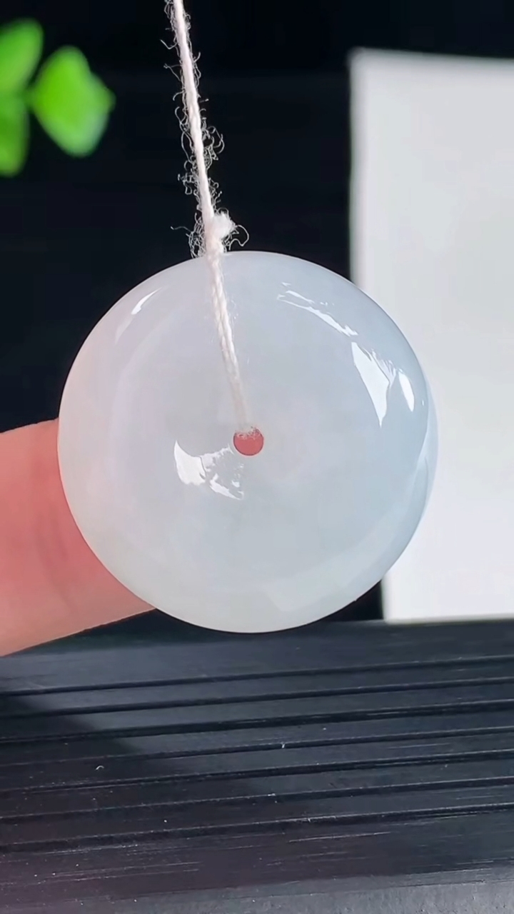 天然A货翡翠路路通吊坠，尺寸24-10重量:11.57g
5月7日