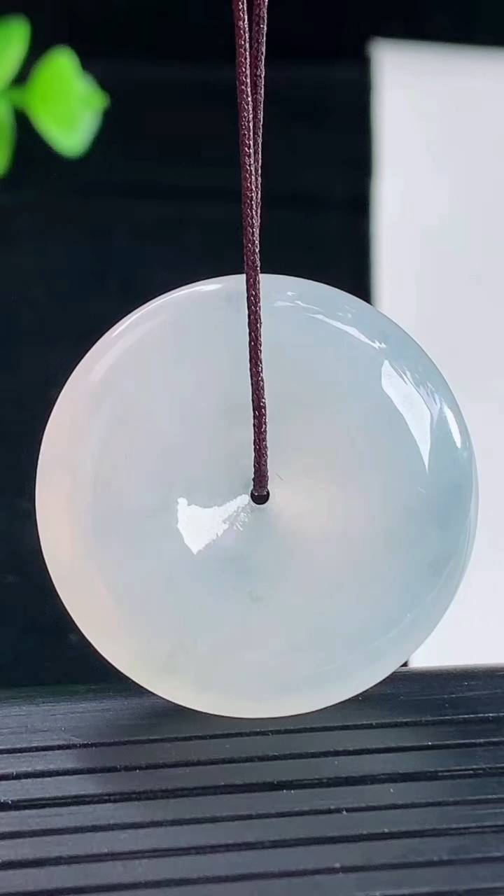 天然A货翡翠冰种飘花平安扣吊坠，尺寸30.5-5.8重量:11.04g
5月7日