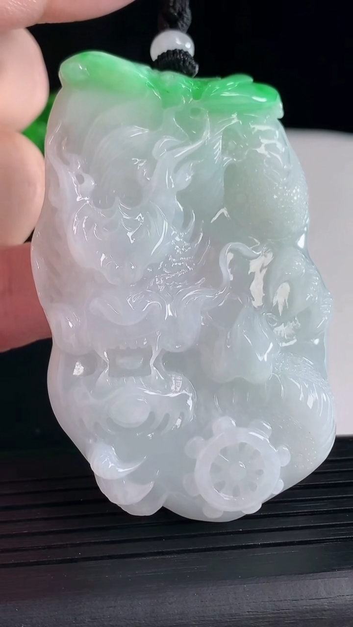 天然A货翡翠龙牌吊坠，尺寸65.8-42-11重量:65.23g
5月7日