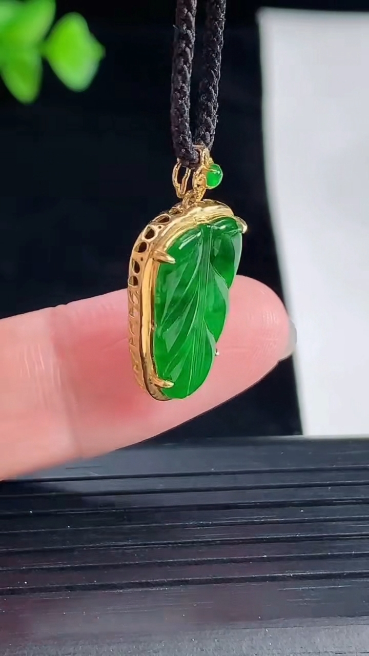 天然A货翡翠金枝玉叶吊坠，尺寸24.5-12-4.5，裸石18.5-11重量:1.30g
5月7日