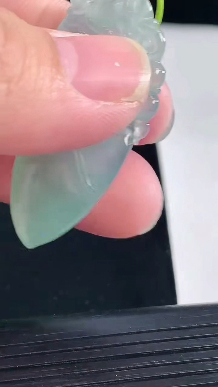 天然A货翡翠寿桃吊坠，尺寸41-19-6重量:7.46g
5月7日