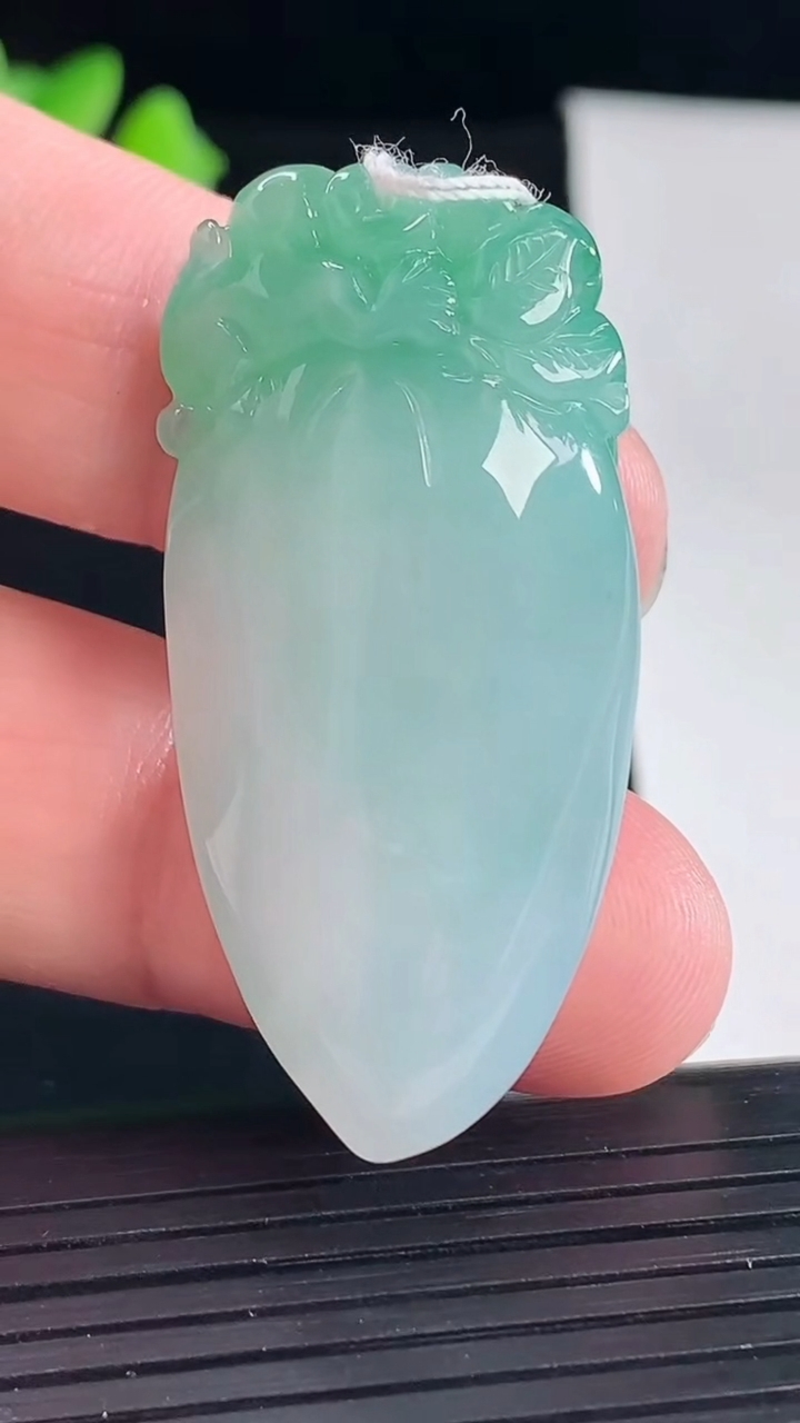 天然A货翡翠寿桃吊坠，尺寸45-21.8-10.6重量:18.45g
5月7日