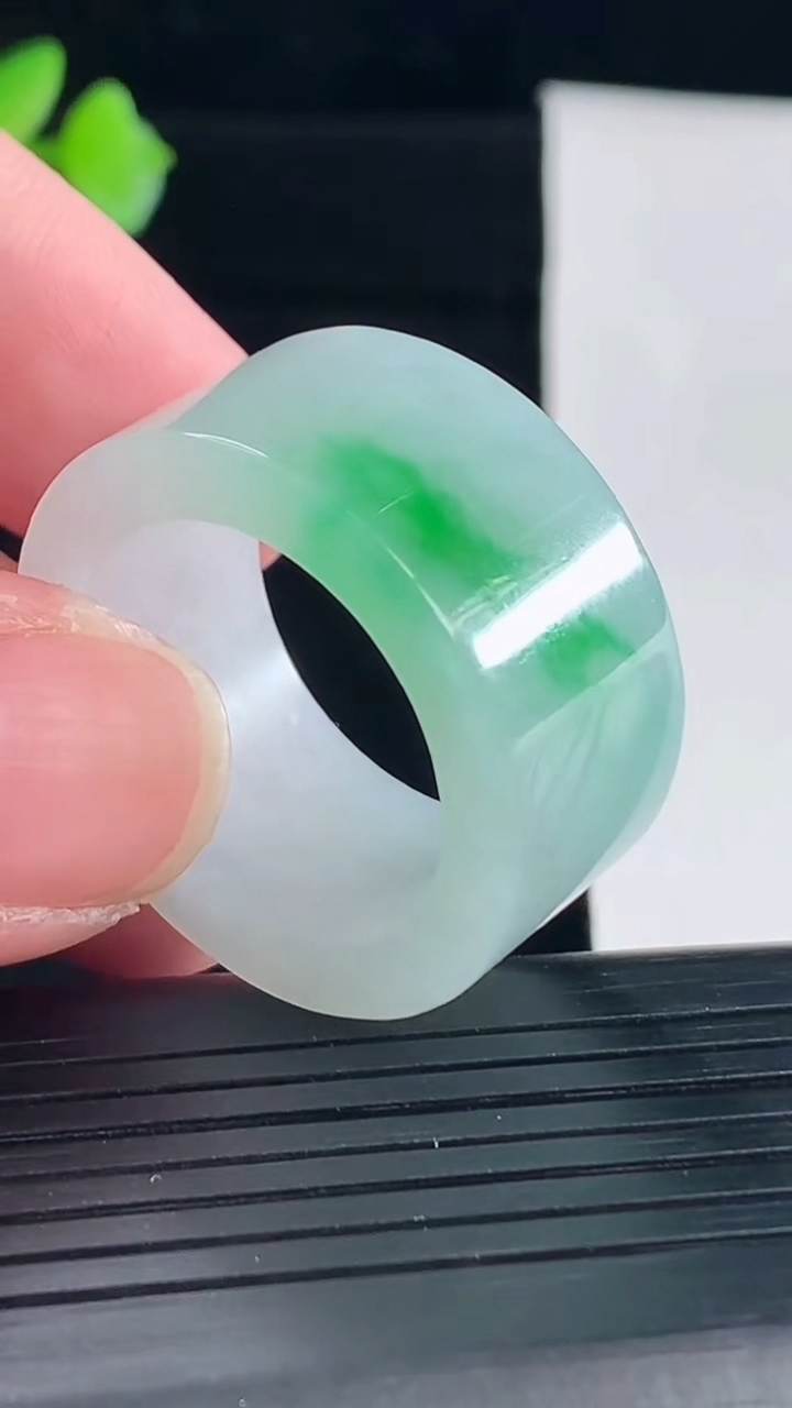 天然A货翡翠素面玉扳指，尺寸22.5-14-4.6重量:17.10g
5月7日