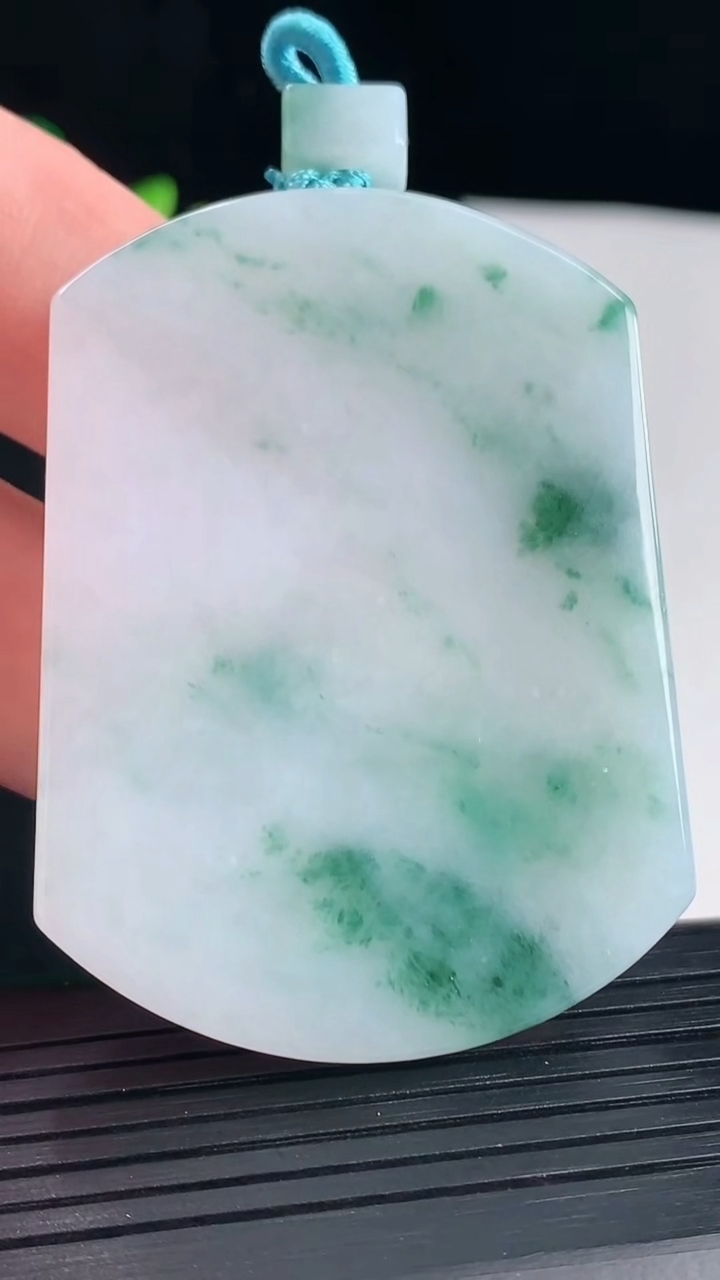 天然A货翡翠飘花无事牌吊坠，尺寸56.2-42-5.5重量:39.07g
5月7日