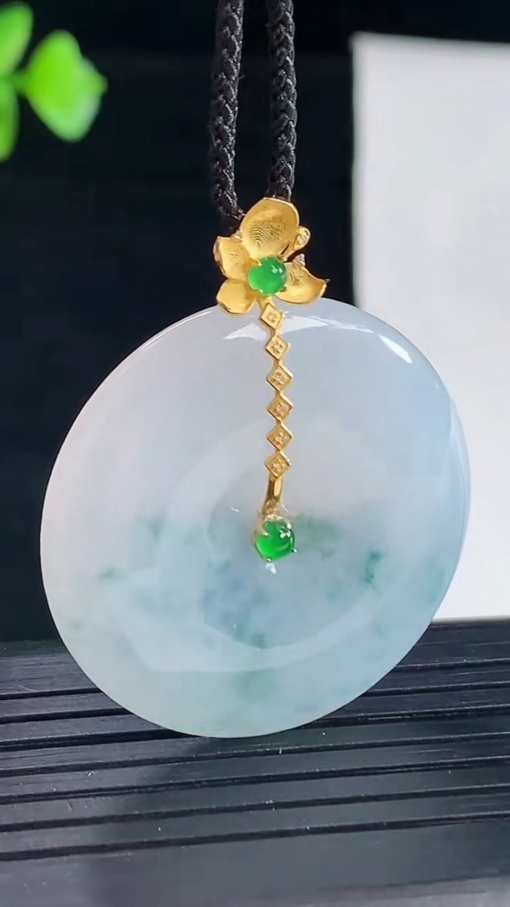 天然A货翡翠18k金飘花平安扣吊坠，尺寸31-6重量:12.03g
5月7日