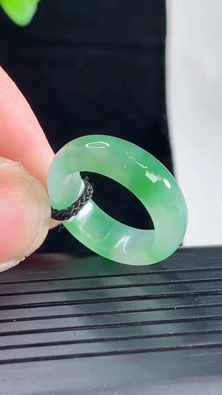 天然A货翡翠玉指环 戒指，尺寸15.5-6-3.2重量:3.48g2026年5月7日
工厂直销收藏佳品,种好水足，色泽均匀，有种有色，上手高大气！