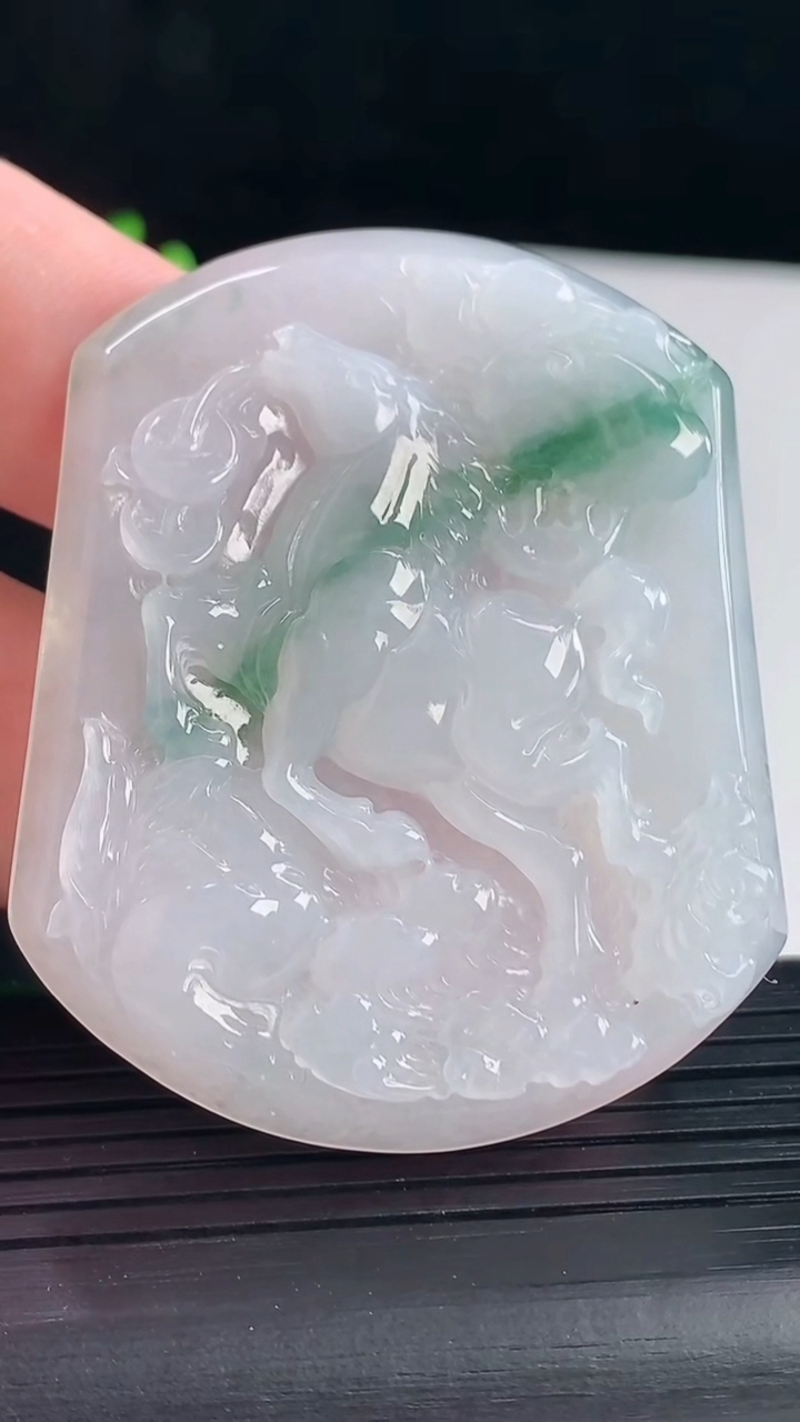 天然A货翡翠飘花生肖马吊坠，尺寸55-45-5.5重量:27.98g
5月7日