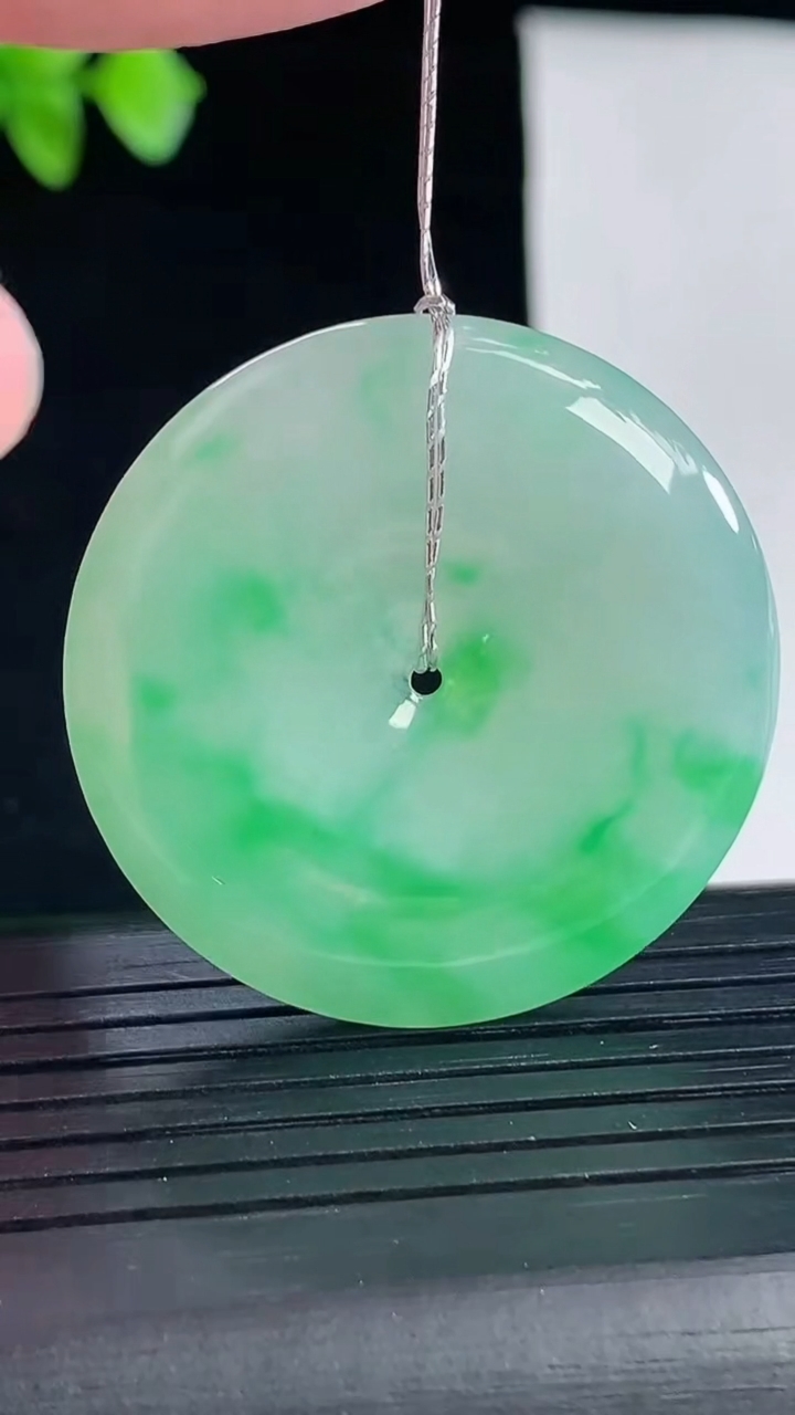天然A货翡翠平安扣吊坠，尺寸35-5.2重量:13.46g
5月7日
