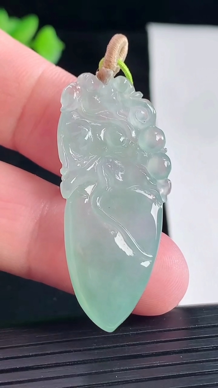 天然A货翡翠寿桃吊坠，尺寸41-19-6重量:7.46g
5月7日